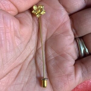 Elegant Gold Floral Pin